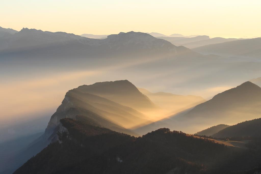 山峰高，山还高