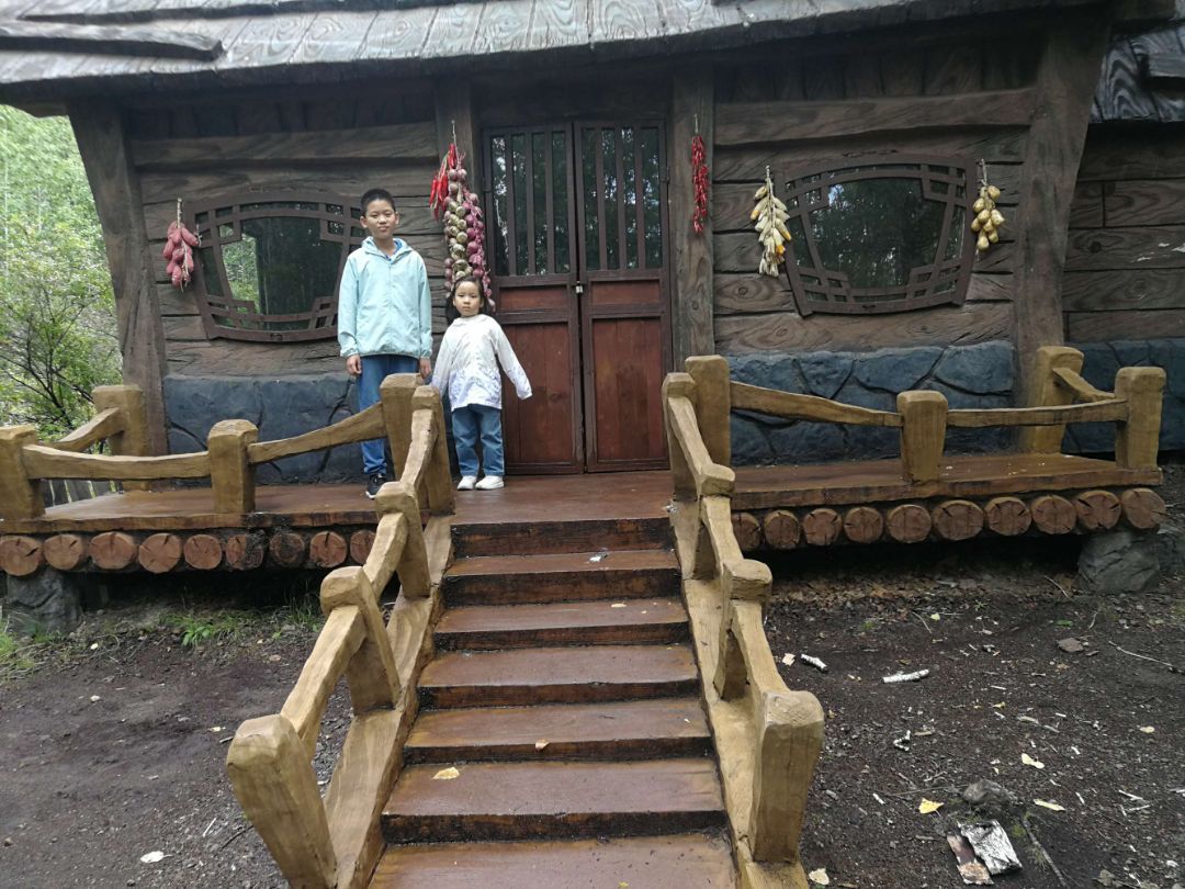 光头强照顾小鳄鱼小游戏_光头强守卫小木屋_小偶光头强图片头像