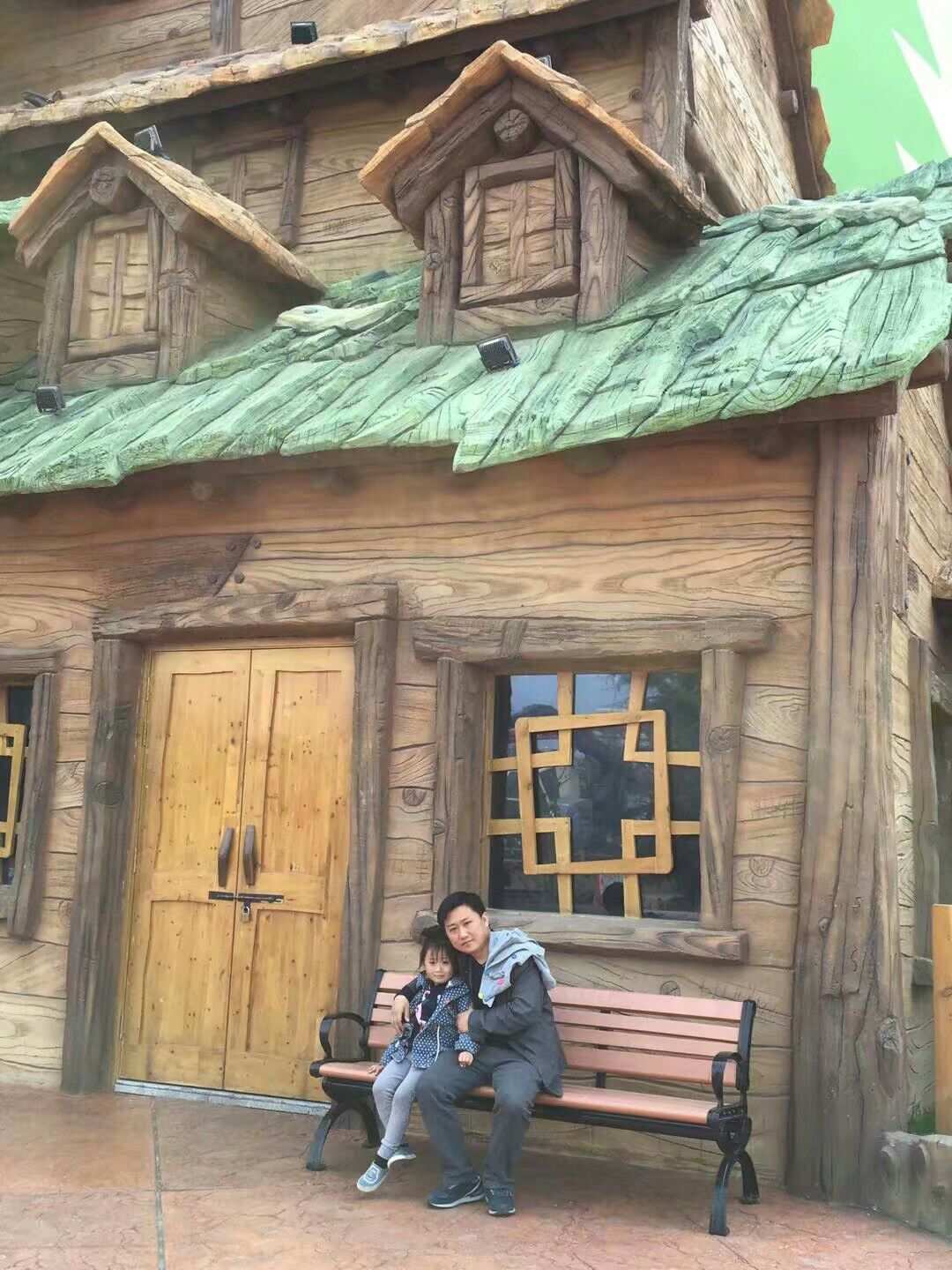 光头强守卫小木屋_光头强照顾小鳄鱼小游戏_小偶光头强图片头像