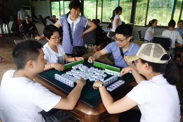 有麻将桌的视频_视频麻将台上怎么下载_麻将台上视频