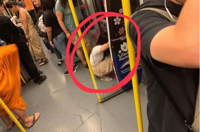 外国美女尿裤子_外国美女尿裤子_外国美女尿裤子