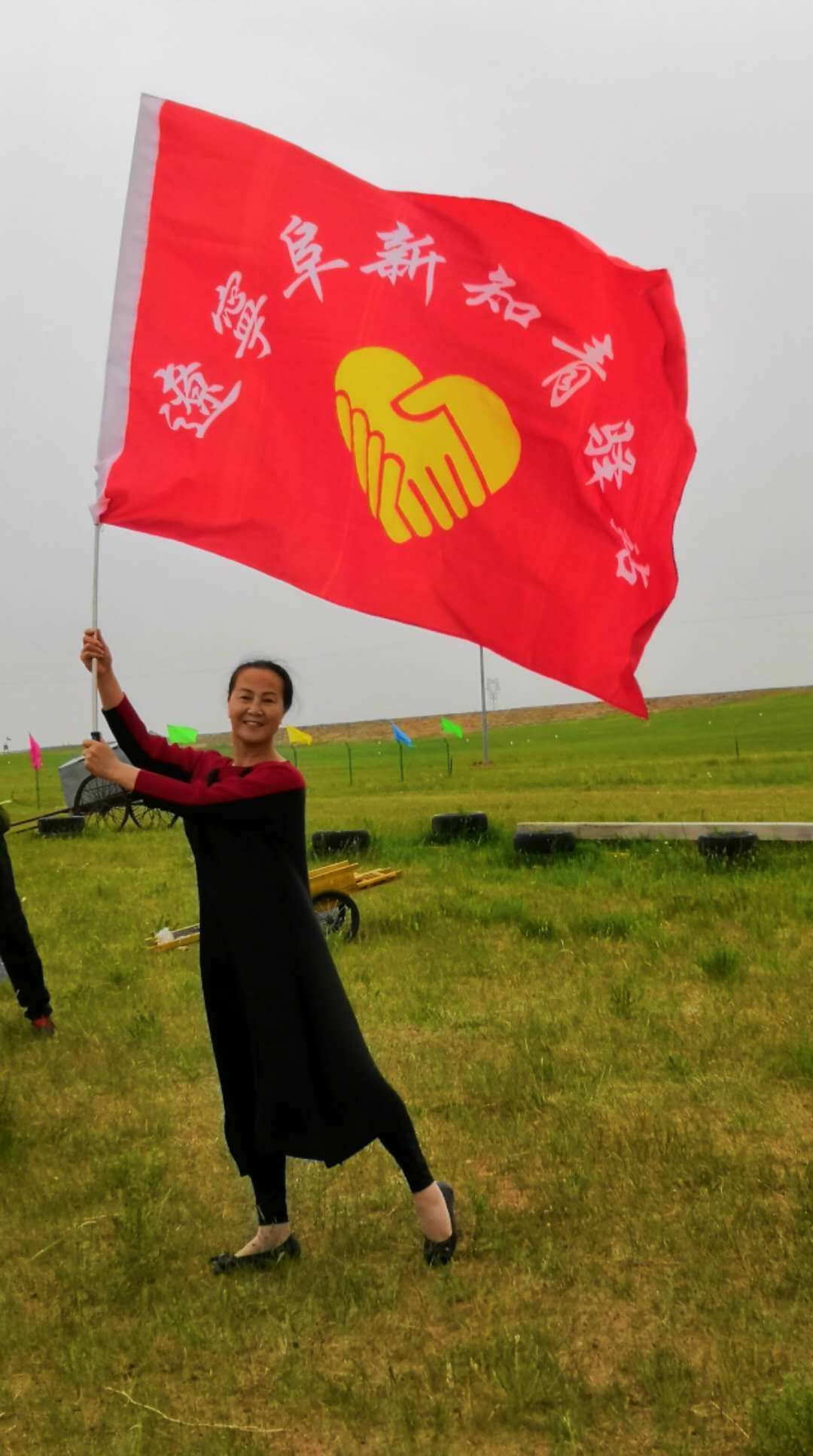 草原民族精神的象征——燃亮达尔盖旗帜