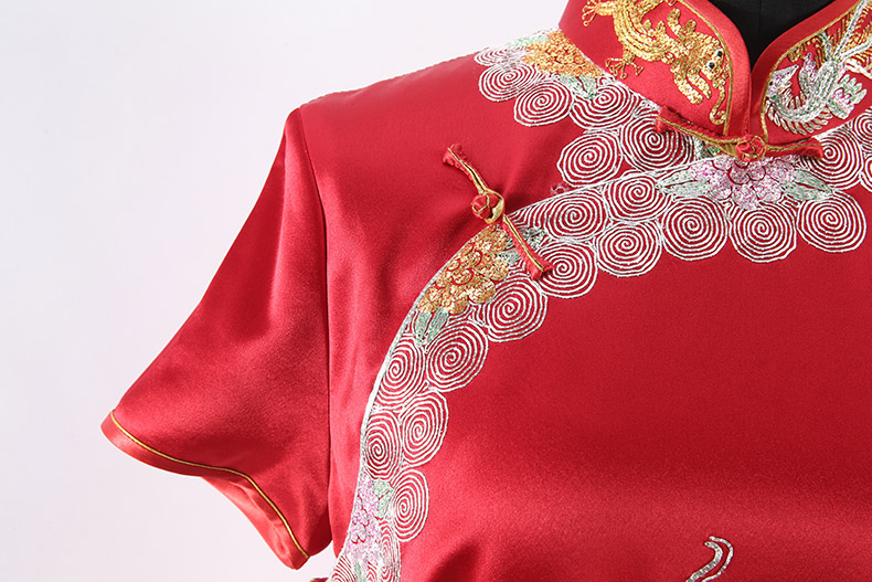 红旗袍坐老虎凳的图片_新春红旗袍_完美国际新春旗袍