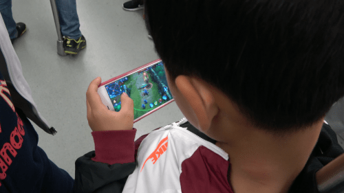 中学生看待手机游戏的作文_如何看待中学生的手机游戏_如何看待中学生玩游戏