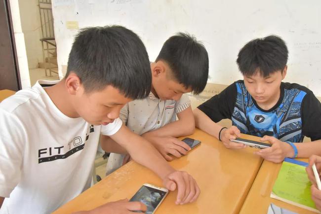 手机打游戏推荐学生用_学生党玩游戏的手机_适合学生打游戏手机