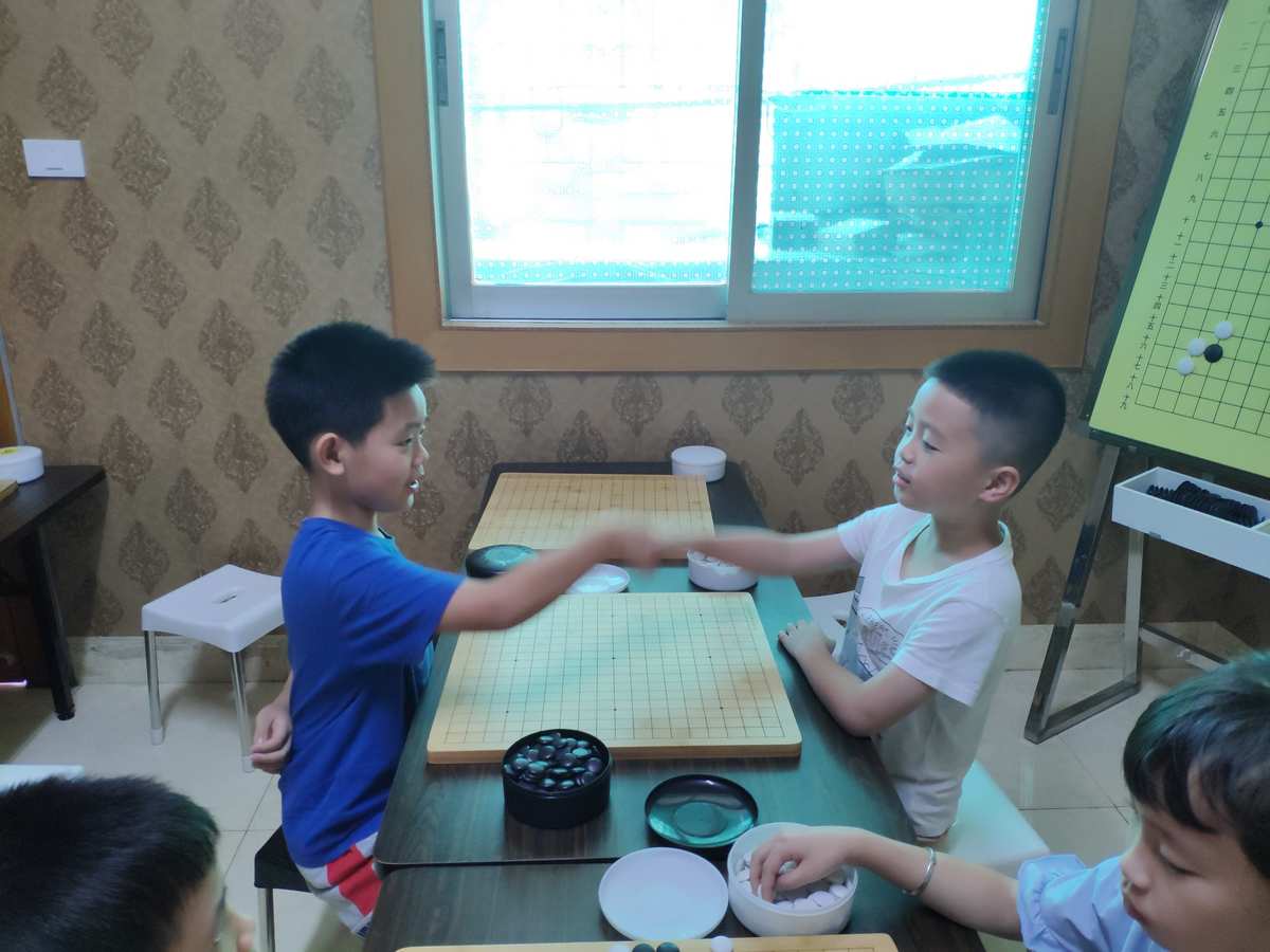 手机打围棋游戏-围棋对弈随时随地，手机游戏给你畅快体验