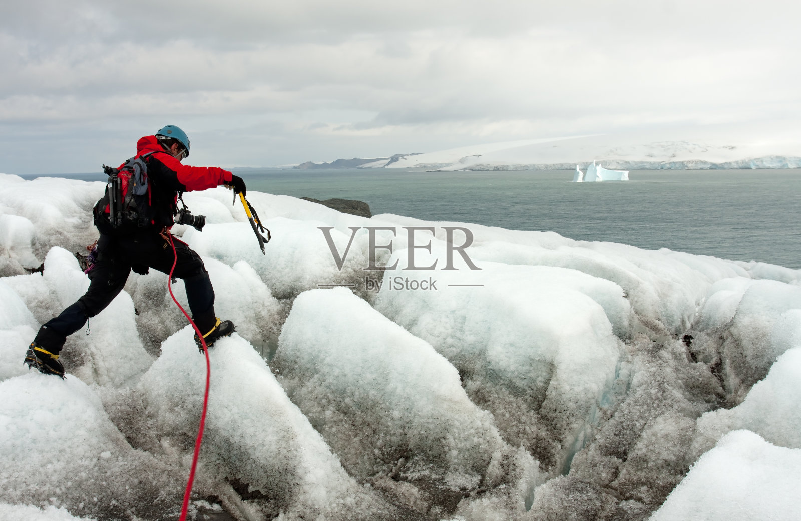 冰岛极限挑战：风斩冰华，穿越冰川的惊险之旅