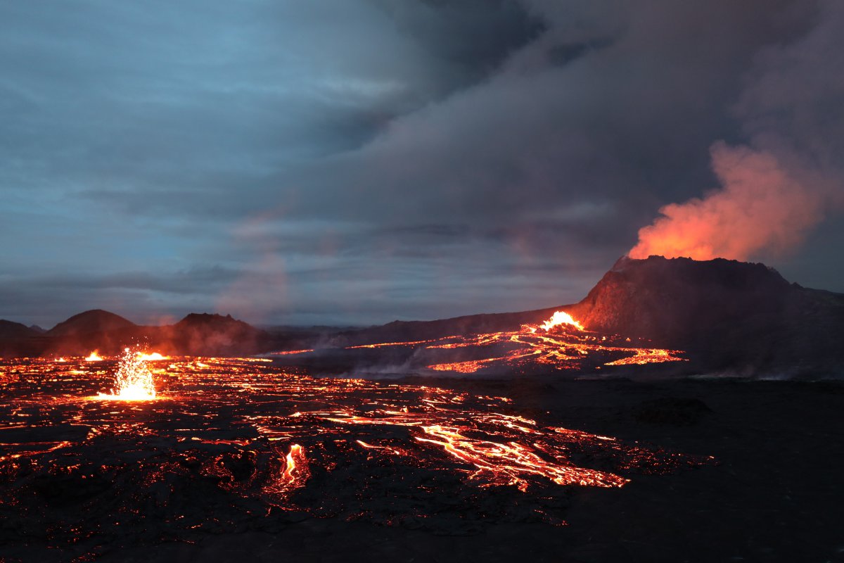 火山探险家：熔山龙的岩浆奇观