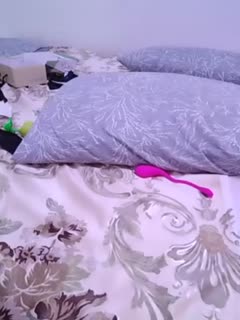 女孩玩手机摔死_玩游戏生气砸手机视频_女生玩游戏生气摔手机视频