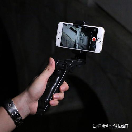 手持手机打游戏_打游戏拿手机的手势_手持打手机游戏的软件