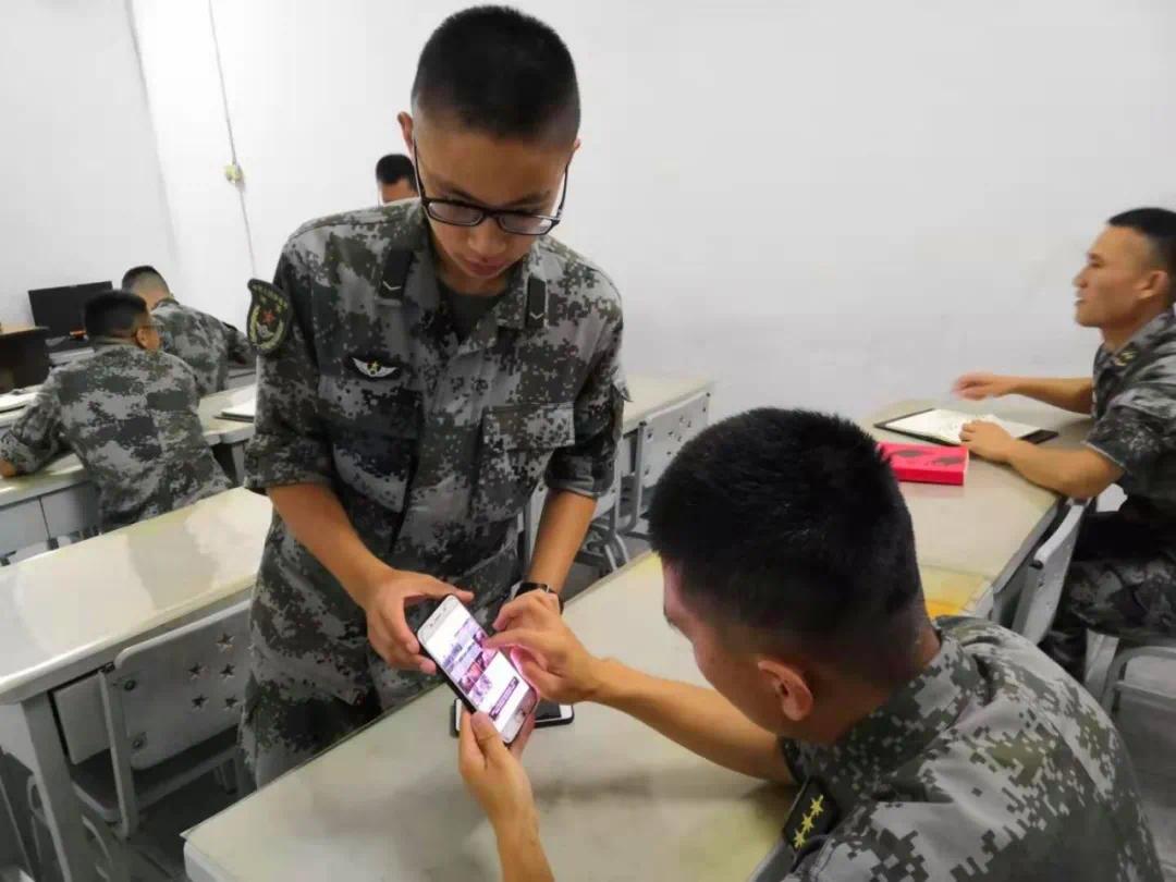 上班玩手机叫啥_上班玩手机_上班打手机游戏