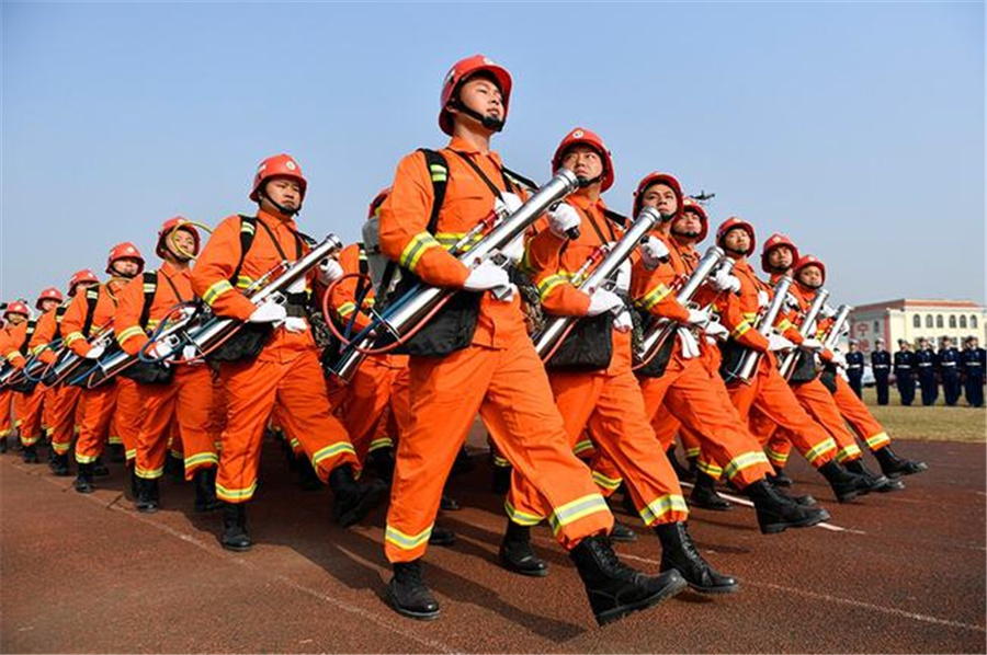 红衣生存军手机游戏有中文吗_手机大型生存沙盒游戏_有红衣军的手机生存游戏