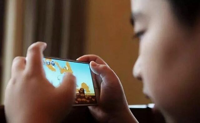 游戏中如何控制小孩玩手机-如何引导孩子培养健康的手机游戏习惯