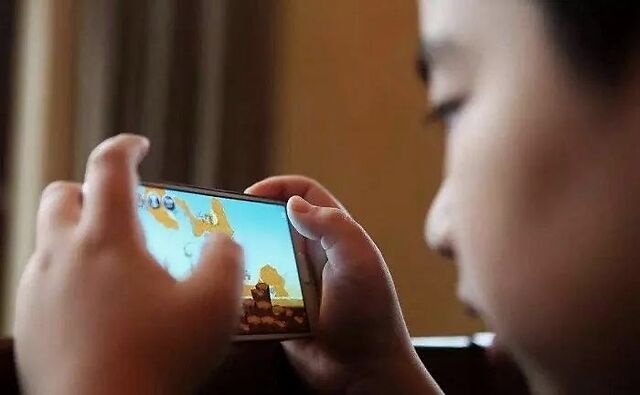 游戏中如何控制小孩玩手机_小孩玩控制手机游戏中毒怎么办_控制孩子手机玩游戏