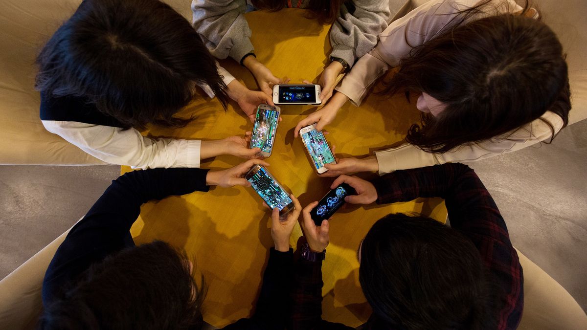 日本人带手机玩游戏嘛-揭秘日本手机游戏文化：多样创新、渗透生